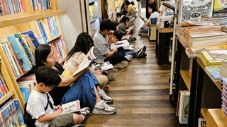 　床に座り込んで読書をする人も多いソウルの大型書店＝７月１９日