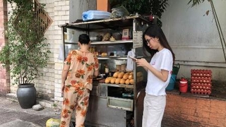 　ホーチミン中心部でバインミーを販売する屋台＝８月８日