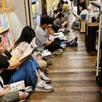 　床に座り込んで読書をする人も多いソウルの大型書店＝７月１９日