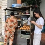 　ホーチミン中心部でバインミーを販売する屋台＝８月８日