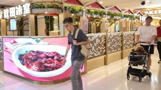 　ＡＩで作成された料理の宣伝動画を流す香港の飲食店＝８月２３日