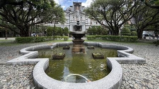 　台北賓館の建物（奥）と庭園＝８月２２日