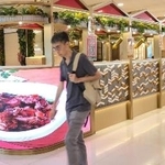 　ＡＩで作成された料理の宣伝動画を流す香港の飲食店＝８月２３日