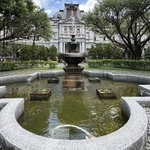 　台北賓館の建物（奥）と庭園＝８月２２日