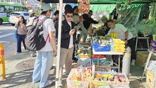 　韓国ソウルの「大学路」で開かれているフィリピン市場＝１０月４日