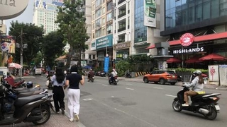 　多くのバイクが走るホーチミンの繁華街＝１０月１５日