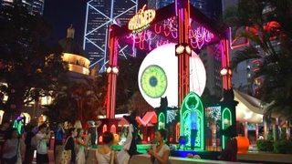 　香港の中環地区にあるハロウィーンの装飾の前で、記念撮影する観光客ら＝１０月２０日