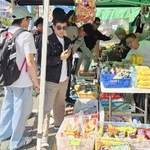 　韓国ソウルの「大学路」で開かれているフィリピン市場＝１０月４日