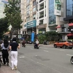　多くのバイクが走るホーチミンの繁華街＝１０月１５日