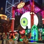 　香港の中環地区にあるハロウィーンの装飾の前で、記念撮影する観光客ら＝１０月２０日
