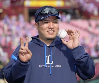 　通算２００本塁打の記念ボールを手に笑顔の西武・山川穂高内野手＝楽天生命パーク