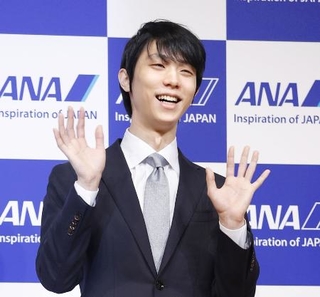 　記者会見を終え、笑顔で手を振るフィギュアスケート男子の羽生結弦さん＝１９日、東京都内のホテル