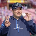 　通算２００本塁打の記念ボールを手に笑顔の西武・山川穂高内野手＝楽天生命パーク