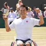 　車いすの部男子シングルスで初優勝し、笑顔でトロフィーを掲げる国枝慎吾選手＝ウィンブルドン（共同）