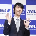 　記者会見を終え、笑顔で手を振るフィギュアスケート男子の羽生結弦さん＝１９日、東京都内のホテル