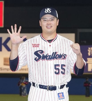 　プロ野球史上初の５打席連続本塁打を達成し、試合後に笑顔でポーズをとるヤクルトの村上宗隆内野手＝２日、神宮球場