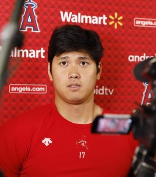 　試合後、報道陣の取材に応じるエンゼルス・大谷選手＝オークランド（共同）