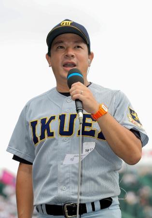 　試合後インタビューに答える仙台育英の須江監督＝２２日、甲子園球場（代表撮影）