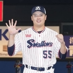 　プロ野球史上初の５打席連続本塁打を達成し、試合後に笑顔でポーズをとるヤクルトの村上宗隆内野手＝２日、神宮球場