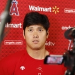 　試合後、報道陣の取材に応じるエンゼルス・大谷選手＝オークランド（共同）
