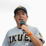 　試合後インタビューに答える仙台育英の須江監督＝２２日、甲子園球場（代表撮影）