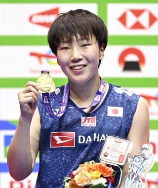 　女子シングルスで２連覇を果たし、金メダルを手にする山口茜選手＝東京体育館