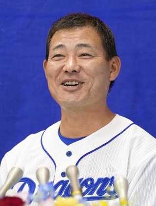 　現役引退を表明し、記者の質問に笑顔で答える中日の福留孝介外野手＝８日午後、バンテリンドーム