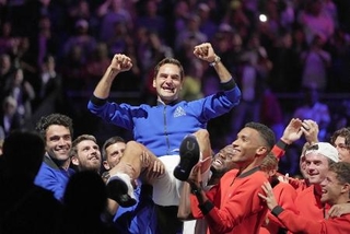 　現役最後の試合で、選手たちに担がれる男子テニスのロジャー・フェデラー選手＝２３日、ロンドン（ＡＰ＝共同）