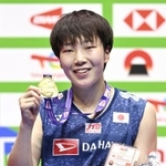 　女子シングルスで２連覇を果たし、金メダルを手にする山口茜選手＝東京体育館