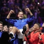　現役最後の試合で、選手たちに担がれる男子テニスのロジャー・フェデラー選手＝２３日、ロンドン（ＡＰ＝共同）