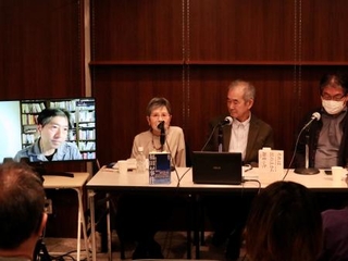 　東京・西荻窪の今野書店で10月21日に開かれた『福田村事件』『それは丘の上から始まった』刊行記念トークイベントの様子（撮影・北本一郎）