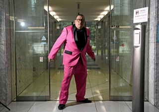 　撮影に臨む街裏ぴんくさん＝５月28日、東京・東新橋の共同通信社（撮影・小島健一郎）