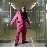 　撮影に臨む街裏ぴんくさん＝５月28日、東京・東新橋の共同通信社（撮影・小島健一郎）