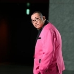 　ポーズを取る街裏ぴんくさん＝５月28日、東京・東新橋の共同通信社（撮影・小島健一郎）