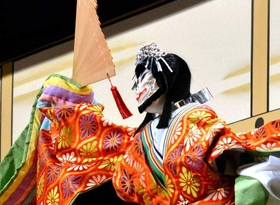 人形に見入れば、あっという間に終演（撮影・大山伸一郎）