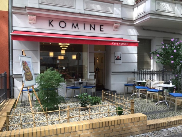 Café Komineのエントランス。ベルリン中心部に位置しながら、静かな通りに面しており、時を忘れる