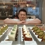 チェリストでパティシエの小峯晋氏。唯一無二の人。撮影：Aldis Kundrats