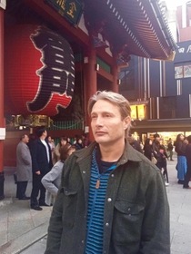 マッツ・ミケルセン氏。浅草にて（撮影・牧村英里子）
