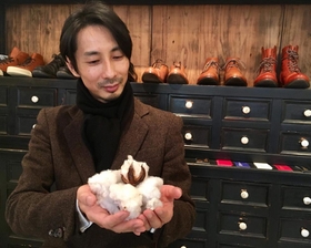 収穫した綿を手に。努力と苦労の結晶