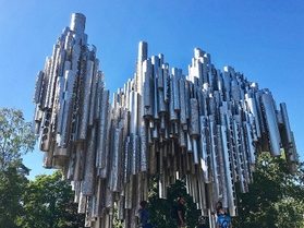 シベリウス公園内のオルガンを模したモニュメント