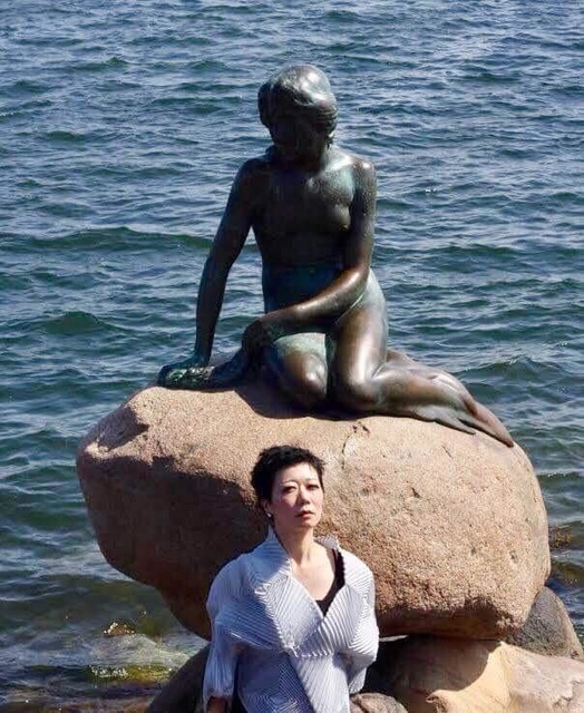 翌日、まさか北京に行くことになるとはつゆとも知らず、世界三大がっかりの一つである人魚像と呑気に写真に収まるマキムラ氏