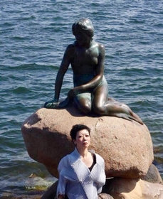 翌日、まさか北京に行くことになるとはつゆとも知らず、世界三大がっかりの一つである人魚像と呑気に写真に収まるマキムラ氏