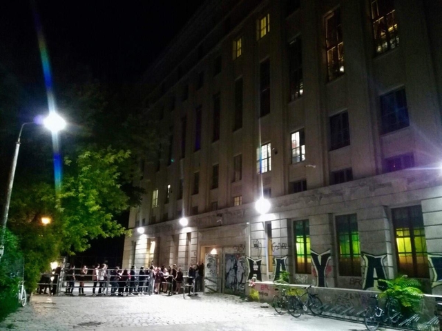 ベルリンナイトクラブの最高峰、Ｂｅｒｇｈａｉｎ。伝説的ドアマンによりエントリーの可否を審判されるので、初めての方はクラブ常連者との同行をお勧めします