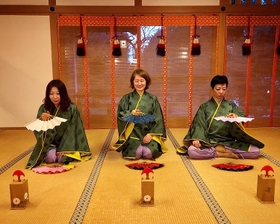 今回の旅仲間。写真左より、臨床心理士の大寺雅子さん、東証一部上場企業執行役員の住田智子さん、私