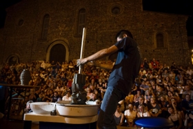 イタリア・ファエンツァのドーモ前にてデモンストレーション