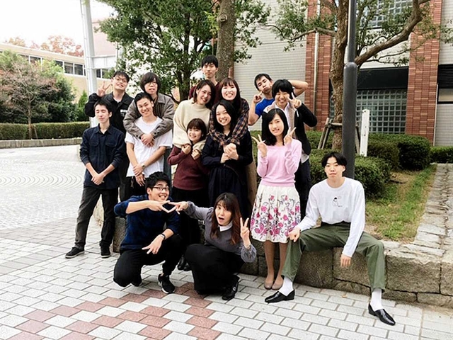今回はイラストではなく写真を掲載します。これは「仲良さそうな集合写真」をみんなで演出した記念写真です。こういう遊び心が根底にあった素敵なゼミでした。みんなありがとう。