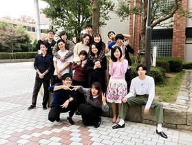 今回はイラストではなく写真を掲載します。これは「仲良さそうな集合写真」をみんなで演出した記念写真です。こういう遊び心が根底にあった素敵なゼミでした。みんなありがとう。