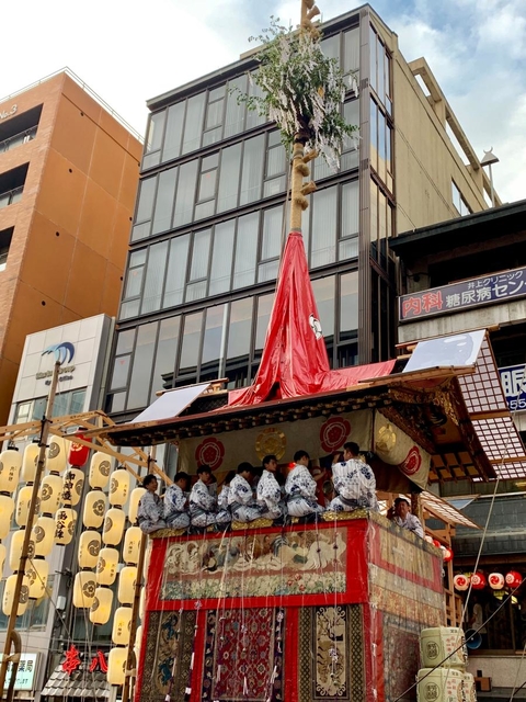 コンコンチキチンの祇園祭宵々山での一枚