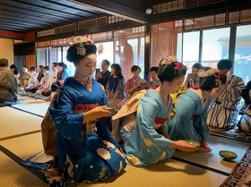 艶やかな舞妓さんと一礼を交わしてお茶を頂く