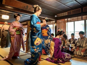 一力亭にて。まるで舞のような立ち居振る舞いでお茶とお菓子をお運び下さる舞妓さんたち